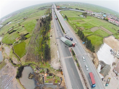 无人机发回的现场图片