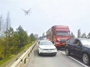 江西交警首次使用无人机执法 航拍高速车祸拥堵