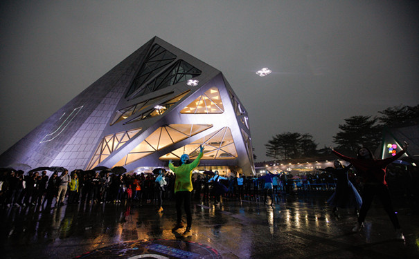 大疆无人机编队舞蹈_宇辰网_让世界读懂无人机_全球专业无人机服务资讯平台