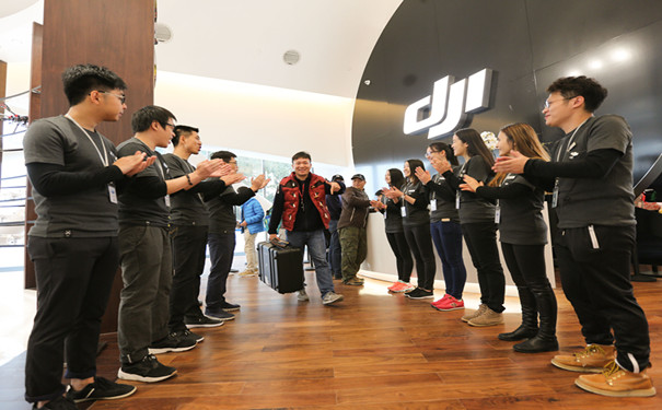 旗舰店首位顾客满意而归_宇辰网_让世界读懂无人机_全球专业无人机服务资讯平台