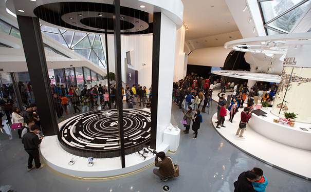 店内区域之飞行演示区和“天际漫游家”体验区_宇辰网_让世界读懂无人机_全球专业无人机服务资讯平台