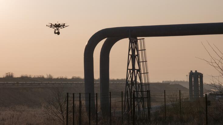 无人机运用热成像技术检查管道泄漏