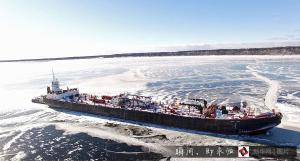 摄影师用无人机航拍湖面结冰困住巨轮震撼画面