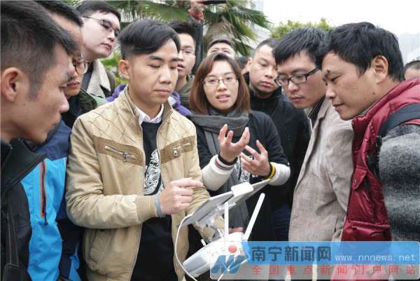 大疆无人机训练营让市民过把瘾 爱好者亲身"试飞"
