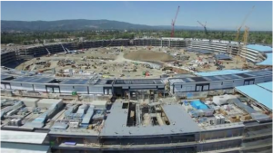 无人机视角下的苹果飞船总部 装备太阳能电池