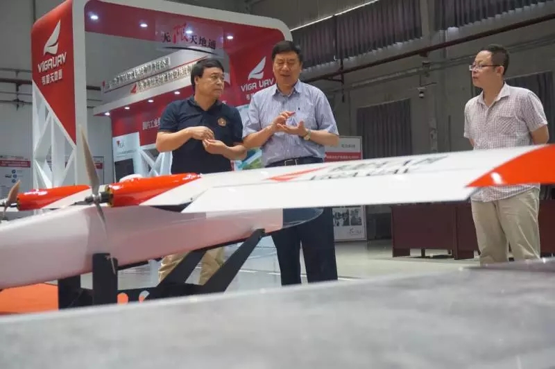 热烈欢迎兰玉彬教授莅临韦加无人机参观考察指导