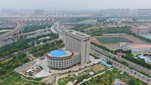 航拍：河南高校出现奇葩建筑 造型酷似马桶
