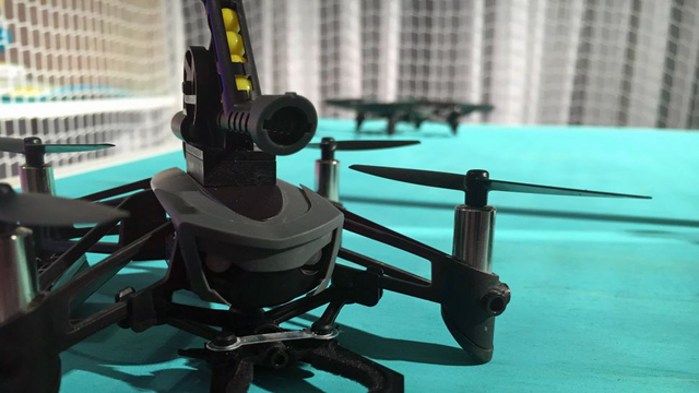 武器还是玩具？Parrot为无人机安装BB枪