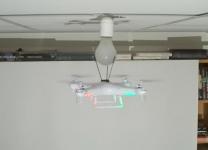 万万没想到！无人机居然都能帮人类换灯泡了