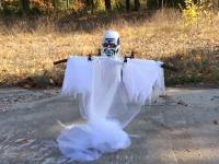 万圣节整人新玩法：用无人机将幽灵飞上天吓人