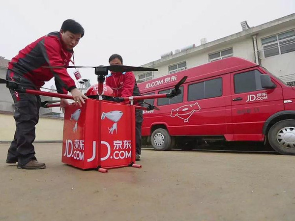 西南首次 成都惊现无人机配送快递