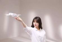 DOBBY与柳岩第一次邂逅，就把Ta放进了自己衬衣的口袋