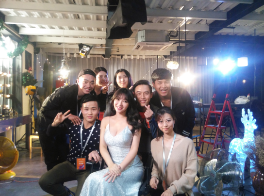 柳岩片场无人机合照曝光，大玩DOBBY口袋无人机