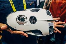 钓鱼新姿势 用水下无人机找鱼、放饵一条龙