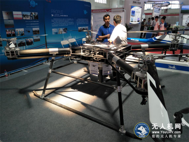 超大个儿油动变距无人机亮相北京！