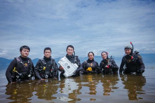 云南抚仙湖，一台水下无人机，六个资深潜水员，得劲！