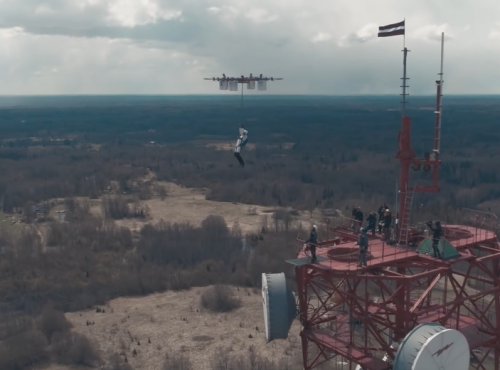 全球首例拉脱维亚运动员完成无人机跳伞