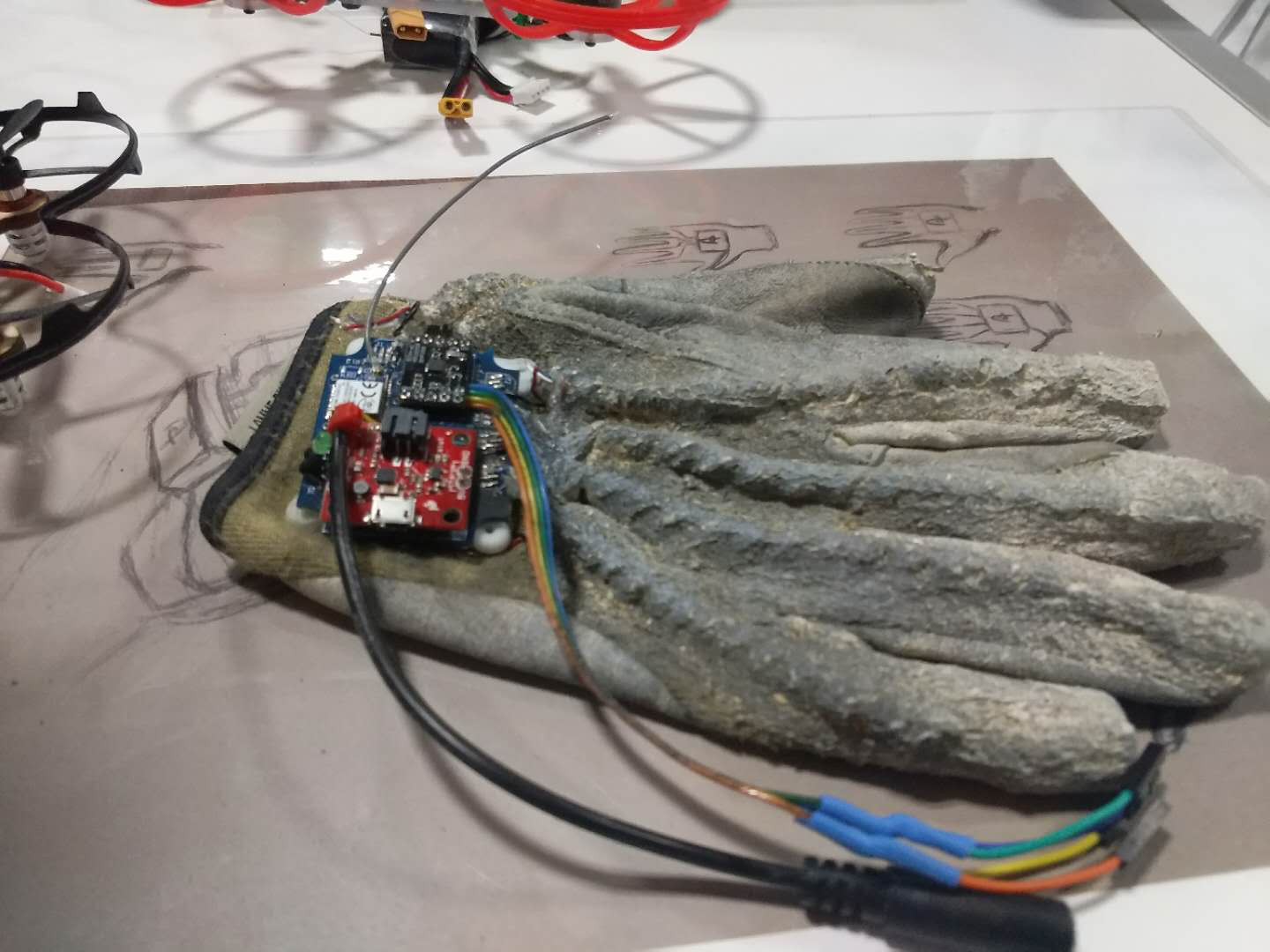 “魔力手套”--将无人机玩弄于鼓掌之中