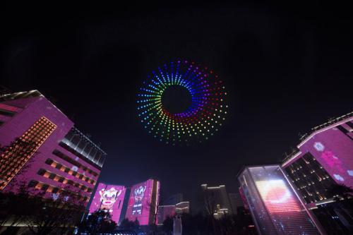 亿航白鹭3D立体无人机编队表演炫舞元宵节夜空