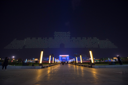 亿航白鹭1374架无人机炫舞西安城墙，荣获吉尼斯世界纪录称号