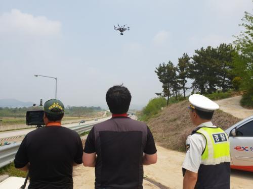 韩国警方用大疆无人机监测高速公路车流 记录违章者