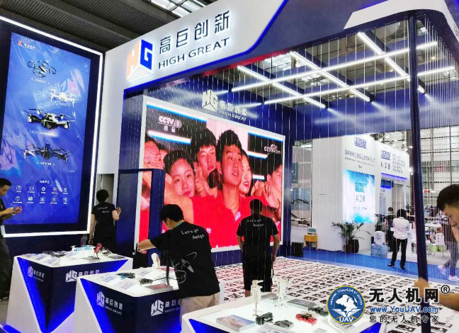展会现场“玩无人机编队”-高巨创新亮相2018深圳国际无人机展览会