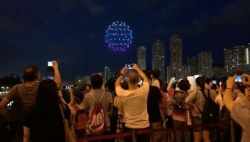 白鹭栖明珠万人空巷，香港首次无人机编队表演庆回归