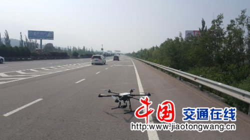 山西高速交警五支队四大队利用无人机航拍 强化路面管控力度