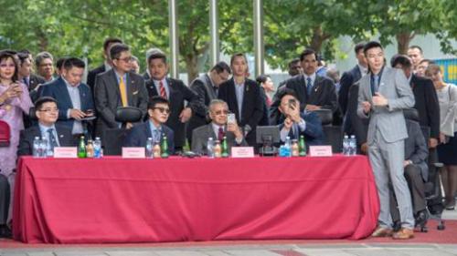 马来西亚总理马哈蒂尔访问DJI大疆创新北京分公司，参观无人机在农业、安防等领域应用