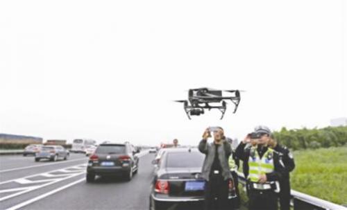 成都交警无人机抓拍返程路上违规行为 可清楚拍下车牌号码