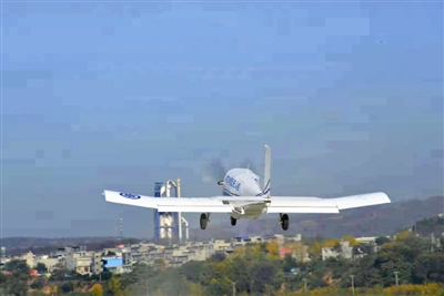 “成都造”载重飞越秦岭 AT200首次转场成功