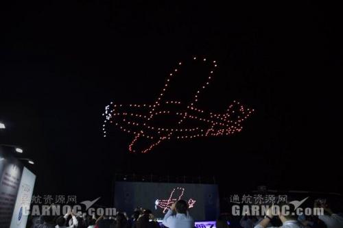 珠海航展通航之夜 300架无人机上演灯光秀