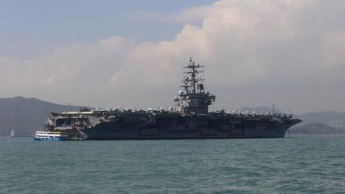 香港网友用无人机近距拍摄美航母 美水兵似乎未察觉