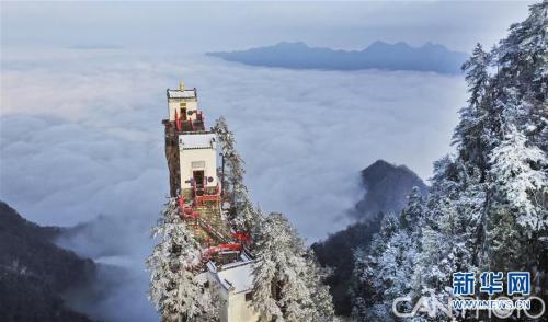 组图：无人机航拍雪霁塔云仙境