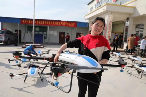 助力国家扶贫攻坚战，天翔兄弟团李远远为41家贫困户免费施药