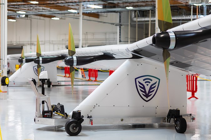 首款HAWK30太阳能HAPS无人机组装