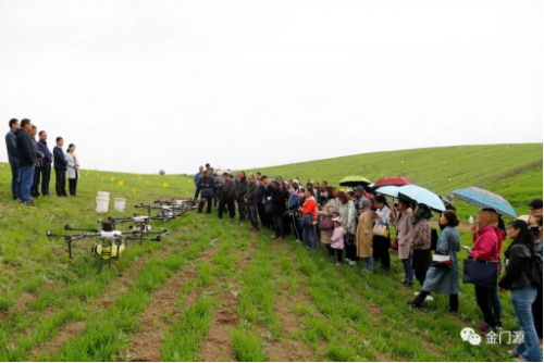 门源：举办植保无人机飞防除草现场观摩会