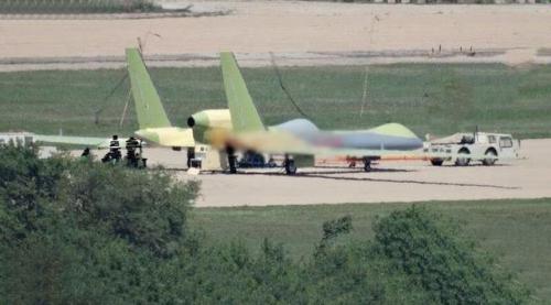 体型是全球鹰1.5倍，沈飞神雕双体无人机之大，一锅装不下 