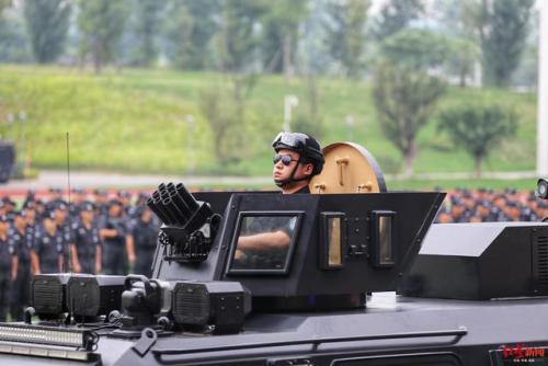 超燃！精准狙击、无人机侦察抛弹...成都公安上演超千人实弹演练 