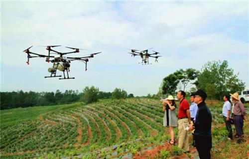 推广植保无人机推动农业机械化