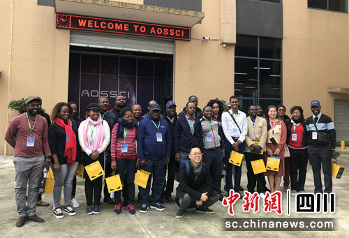 中非区域航空合作研修班学员探访成都无人机企业