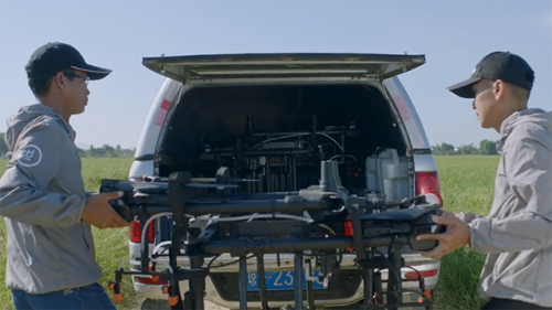 霸气侧漏的无人机，每小时150亩，可同时操控5台植保机，太牛了！ 