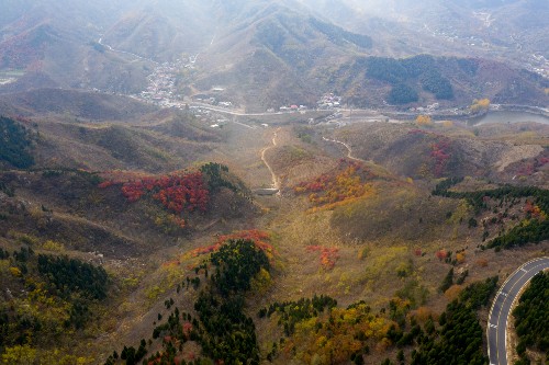 无人机航拍章丘垛庄大小寨山，巍峨耸立，被称为二郎担山 