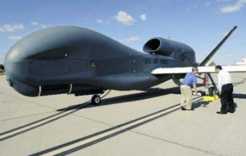 “全球鹰”无人机突遭击毁，林肯号航母紧急避难，特朗普怕了！ 