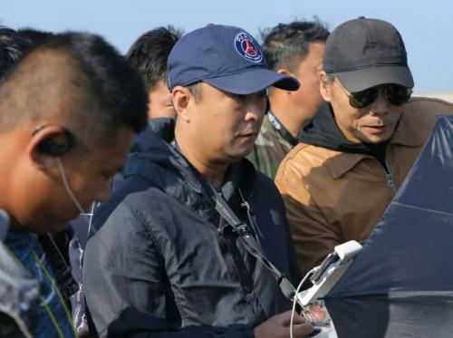 船突然颠簸，手持飞机的助手摔在甲板上，手腕被螺旋桨打破 | 我是飞手