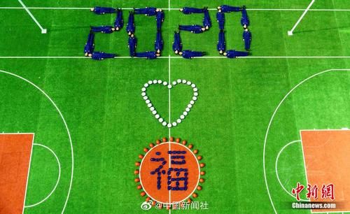 无人机航拍新年祝福 森林消防员创意满满