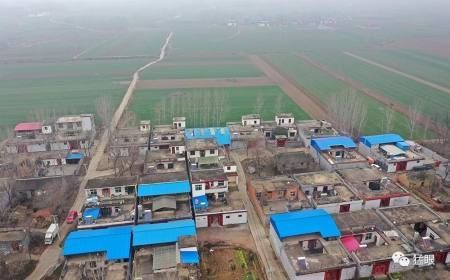 无人机航拍大年初二农村，家家闭门谢客，躲在家里不外出