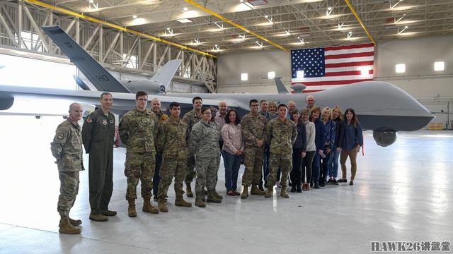 美国军属豪华参观团 操作MQ-9“死神”无人机 访问雷鸟博物馆