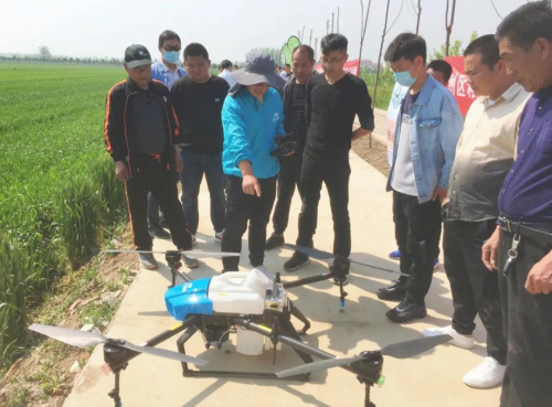 新坝镇：无人植保机“飞”到田间地头