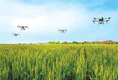 平凉崆峒区草峰镇九龙村利用植保无人机喷洒农药 